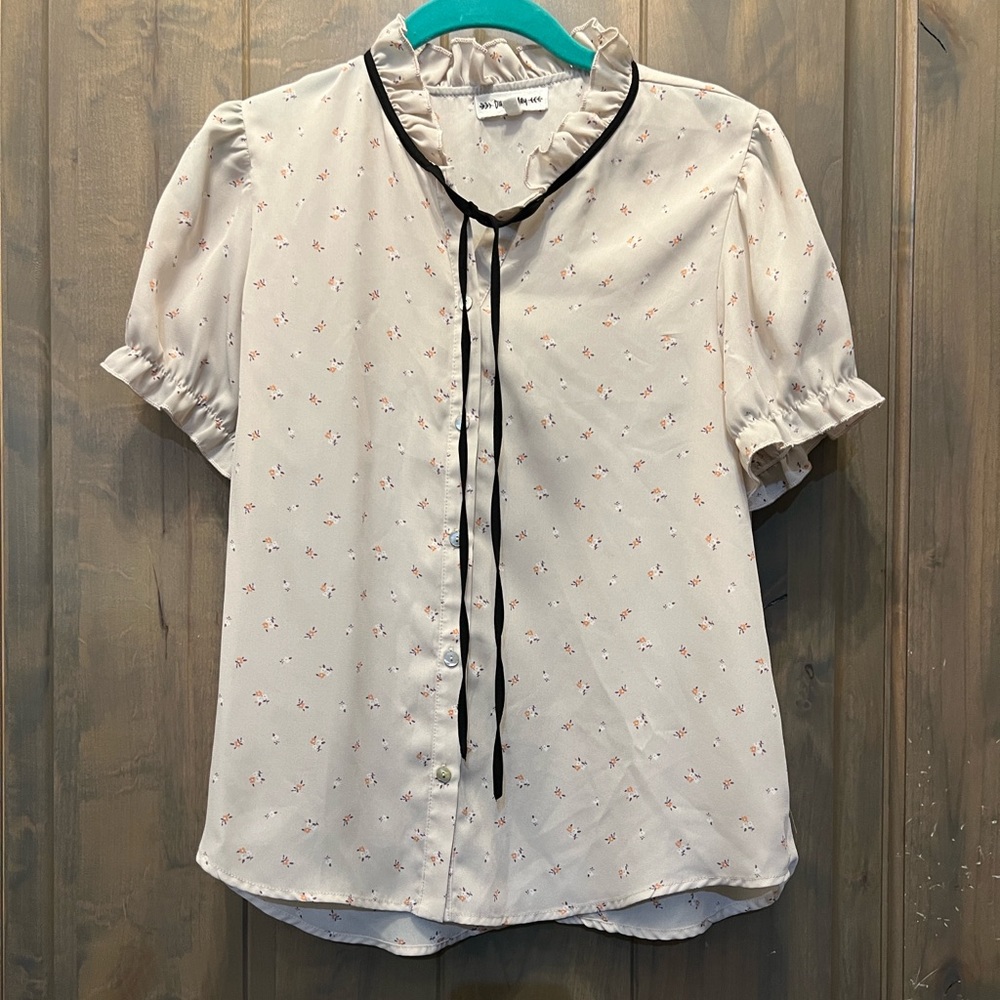 #429. Daisy May Short Sleeve Floral Top. Size Medium.
